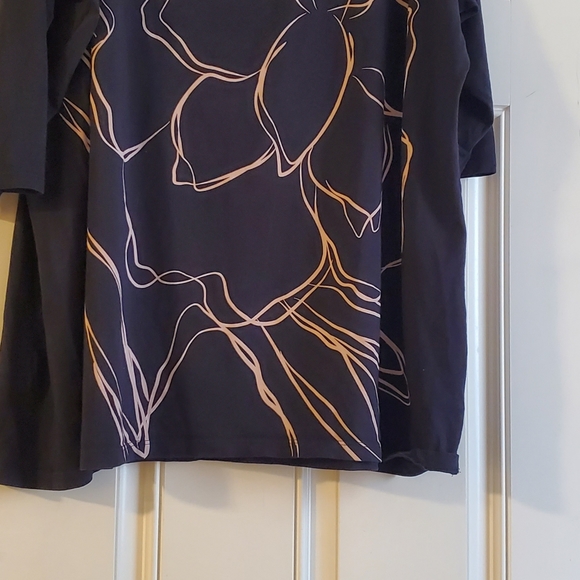 💜 Lands End's top with flowers designed in front. - Picture 2 of 5